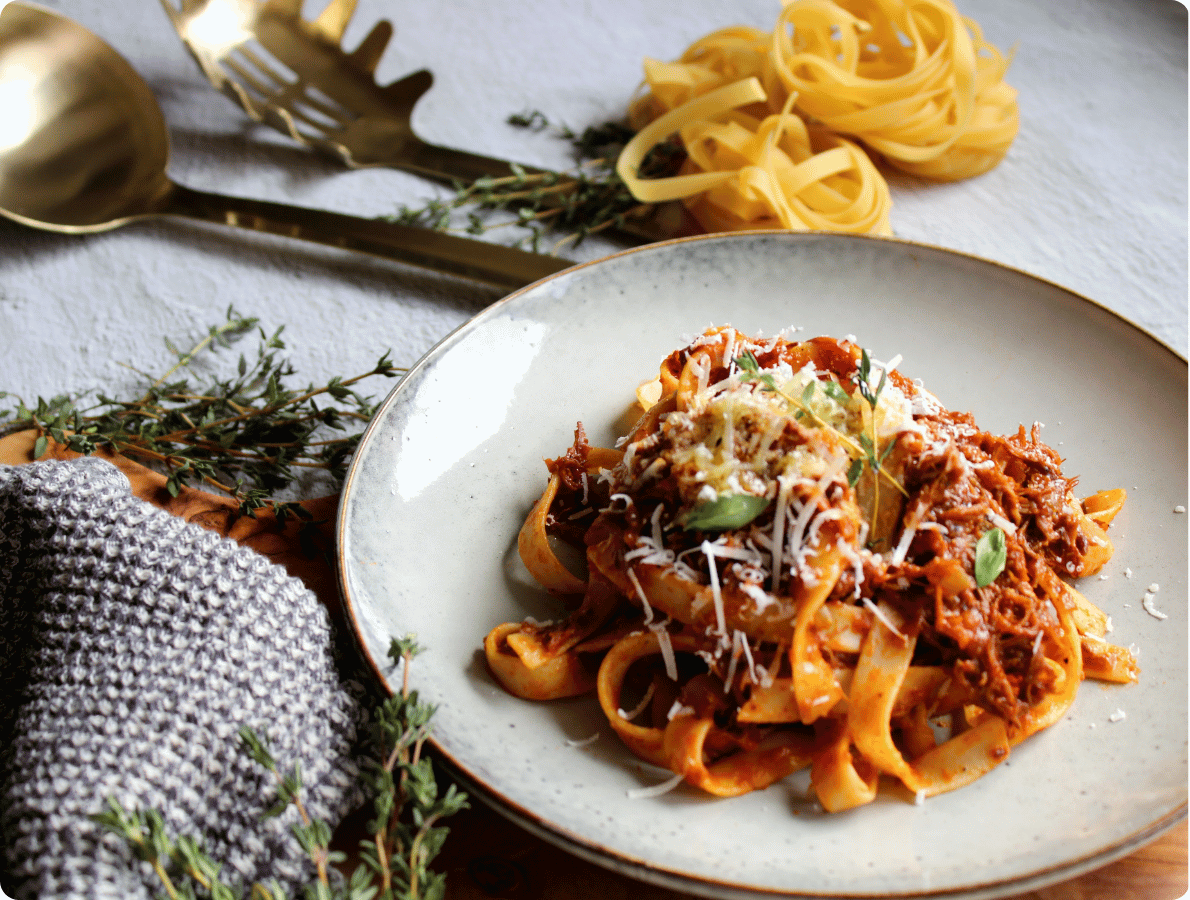 Hovězí trhaný krk alla bolognese .